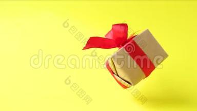 礼品盒，红色<strong>丝带</strong>在<strong>黄色</strong>背景上旋转。 360度旋转。 零重力。 悬浮。 共空间。 概念销售d
